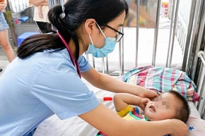 Trẻ mắc tay chân miệng đang điều trị tại Bệnh viện Nhi Trung ương.