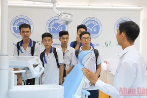 Chúng ta cần một xã hội mà trong đó sự phát triển là thực sự vì con người. (Trong ảnh: Giờ thực hành tại phòng thí nghiệm hiện đại của Trường đại học Trà Vinh)