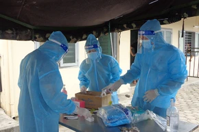 Chuẩn bị thuốc cho bệnh nhân. (Ảnh: Phong Nguyên)