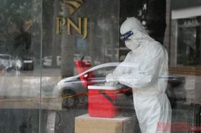 Nhân viên y tế lấy mẫu xét nghiệm tại phường Lê Đại Hành, Hà Nội. Ảnh: DUY LINH