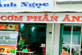 Một quán cơm bán mang về tại thị trấn Mỹ An, huyện Tháp Mười. (Ảnh: HỮU NGHĨA).