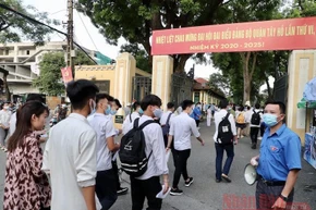 Thí sinh đến các Điểm thi (Ảnh: DUY LINH)