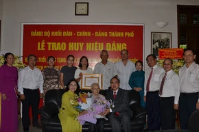 Đồng chí Nguyễn Thiện Nhân cùng các lãnh đạo thành phố chúc mừng đồng chí Ngô Thị Huệ nhận Huy hiệu 85 tuổi Đảng.