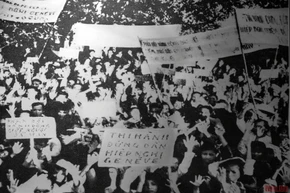 Nhân dân vùng Nam vĩ tuyến 17 đấu tranh đòi chính quyền Sài Gòn thi hành Hiệp định Geneve. (Ảnh: Tư liệu Bảo tàng đôi bờ Hiền Lương-Bến Hải)