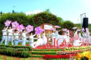 Tiết mục văn nghệ đắc sắc tại Lễ hội hoa hồng.