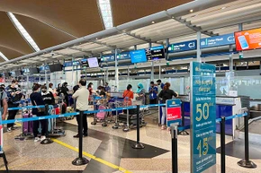 Hành khách làm thủ tục hàng không. 