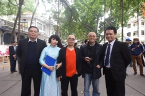 Nhà văn Nguyễn Văn Thọ, họa sĩ Thành Chương cùng các nhà báo tại Báo Nhân Dân.