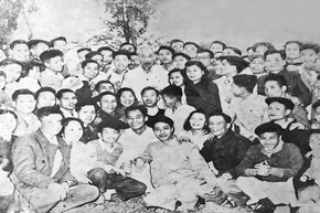 Bác Hồ với cán bộ, phóng viên Báo Nhân Dân (năm 1957). Ảnh Tư liệu 