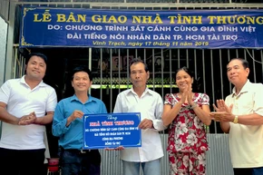Lễ bàn giao nhà tình thương cho người nghèo ở xã Vĩnh Trạch (huyện Thoại Sơn, An Giang). 
