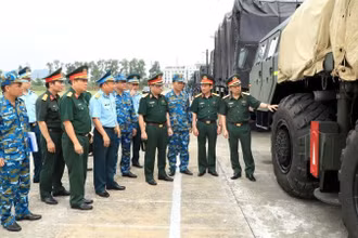 Đoàn công tác Tổng cục Hậu cần-Kỹ thuật kiểm tra trang thiết bị, phương tiện. 