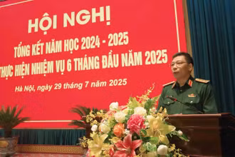 Thượng tướng Trần Việt Khoa, Ủy viên Trung ương Đảng, Giám đốc Học viện Quốc phòng, chủ trì hội nghị.