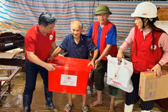 Đoàn công tác của Trung ương Hội Chữ thập đỏ Việt Nam thăm hỏi, trao hàng cứu trợ cho người dân bị ảnh hưởng bởi mưa lũ tại Nghệ An. 