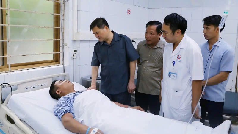 Vụ tai nạn hầm lò tại Công ty Than Dương Huy làm 5 công nhân thương vong 1 Đồng chí Bùi Văn Khắng, Chủ tịch Ủy ban nhân dân tỉnh Quảng Ninh đến thăm hỏi, động viên các công nhân bị thương đang điều trị tại Bệnh viện đa khoa tỉnh Quảng Ninh.