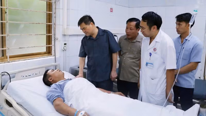 Đồng chí Bùi Văn Khắng, Chủ tịch Ủy ban nhân dân tỉnh Quảng Ninh đến thăm hỏi, động viên các công nhân bị thương đang điều trị tại Bệnh viện đa khoa tỉnh Quảng Ninh.