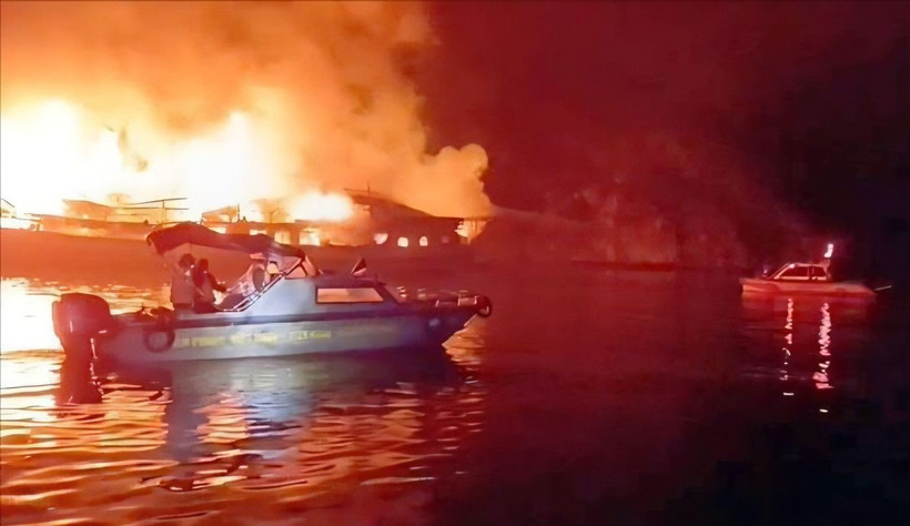 Lực lượng chức năng đang tiếp cận hiện trường. (Ảnh: TTXVN)