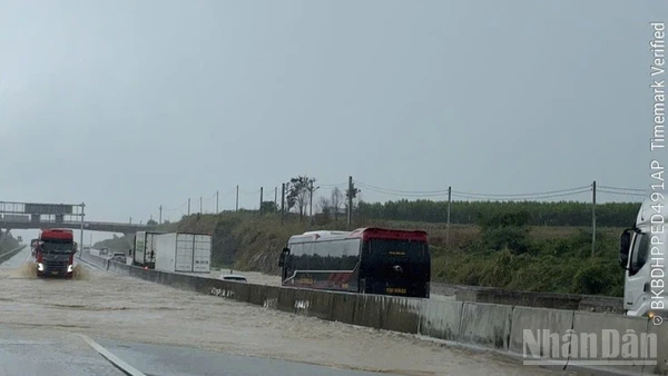 Ngày 4/12, do mưa lớn kéo dài, kèm theo xả lũ của thuỷ điện Đại Ninh, nước từ Sông Luỹ dâng cao, làm ngập tràn qua đường đoạn từ Km1658+100-Km1658+750, Quốc lộ 1 thuộc xã Lương Sơn, tỉnh Lâm Đồng, chiều sâu tràn Quốc lộ 1 khoảng 1m.