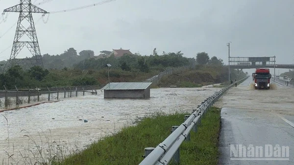 Cao tốc Phan Thiết-Dầu Giây , tại Km 25+369 : Vào khoảng 8h00 ngày 4/12 thuộc xã Tân Lập, tỉnh Lâm Đồng (đoạn đường do Văn phòng Quản lý đường bộ 4.2 quản lý) : do tình hình mưa lớn kéo dài, khiến nước dâng cao hướng Phan Thiết đi Dầu Giây và ngược lại, nước tràn ngập khoảng 20m, sâu 50 cm, chiếm hết 2 làn đường xe chạy.