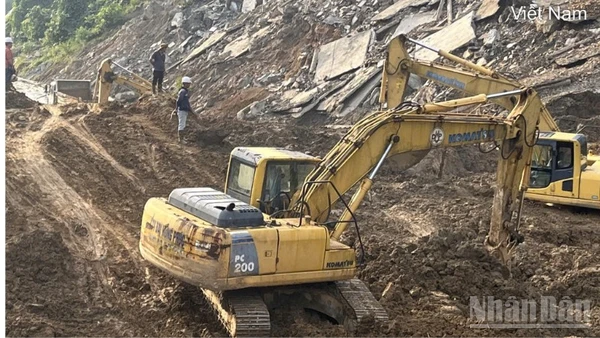 Công tác khắc phục hậu quả bão số 15 và mưa lũ tại miền trung và Tây Nguyên đang được tiếp tục khắc phục.