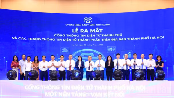 Các đại biểu thực hiện nghi thức ra mắt Cổng Thông tin điện tử thành phố và các trang thông tin điện tử thành phần.