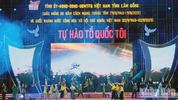 Chương trình nghệ thuật đặc biệt với chủ đề “Tự hào Tổ quốc tôi” do tỉnh Lâm Đồng tổ chức.