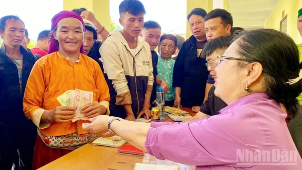 Các xã biên giới thuộc tỉnh Tuyên Quang cơ bản hoàn thành việc phát quà Tết Độc lập cho nhân dân.