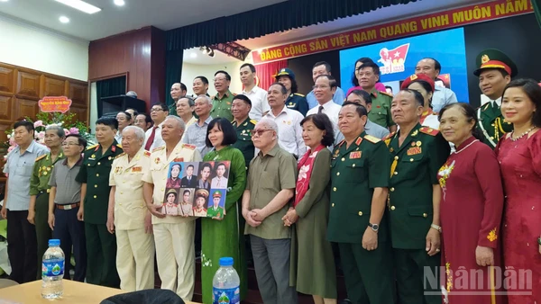 8 di ảnh phục dựng được Tổ chức Trái tim người lính cùng thân nhân các gia đình Anh hùng, liệt sĩ trao tặng cho các bảo tàng sáng 5/9.