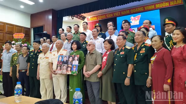 8 di ảnh phục dựng được Tổ chức Trái tim người lính cùng thân nhân các gia đình Anh hùng, liệt sĩ trao tặng cho các bảo tàng sáng 5/9.