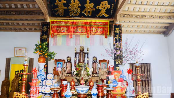 Ban thờ gia tiên ngày Tết của một gia đình ở làng ven đô Hà Nội.