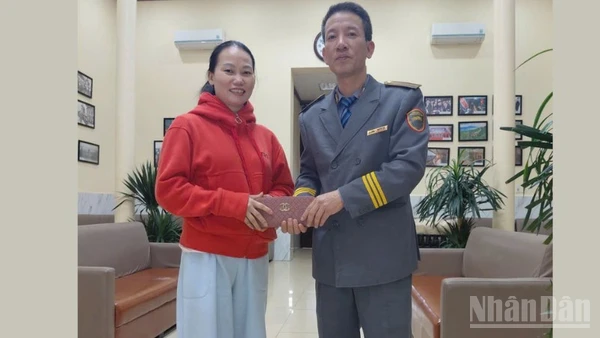 Trưởng tàu Đoàn Anh Tuấn đại diện tổ tàu bàn giao toàn bộ tài sản và giấy tờ cho bà Vi Thủy Tâm