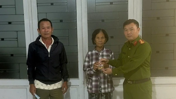 Bà Đinh Thị Lan nhận được số vàng bị đánh rơi.