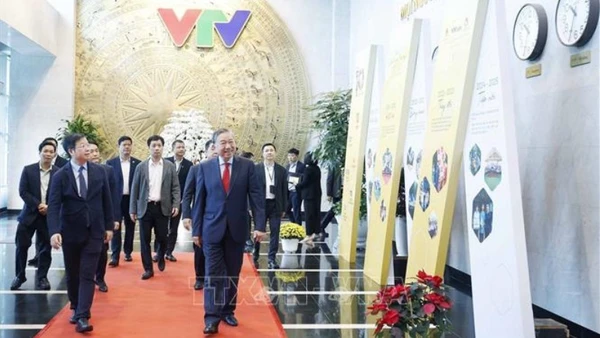 Tổng Bí thư Tô Lâm tới thăm, chúc Tết cán bộ, phóng viên, biên tập viên, kỹ thuật viên và người lao động Đài Truyền hình Việt Nam. (Ảnh: Thống Nhất/TTXVN)