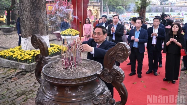 Thủ tướng Chính phủ Phạm Minh Chính dâng hương tỏ lòng thành kính các bậc tiên đế, tiên hiền có công với đất nước. (Ảnh: Trần Hải)