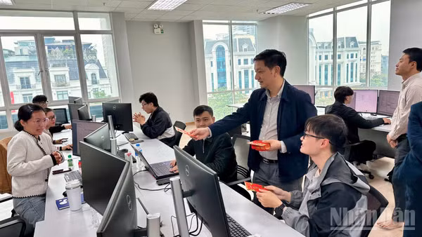 Cục trưởng Cục Đường bộ Việt Nam Bùi Quang Thái tới thăm và chúc Tết cán bộ, nhân viên Trung tâm Dữ liệu Thu phí.