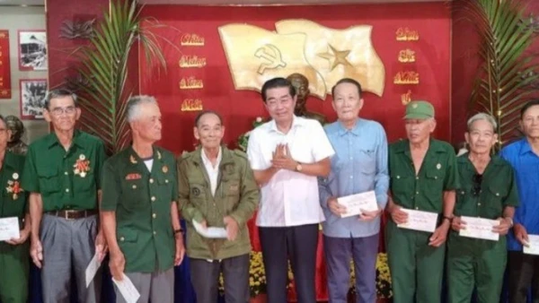 Đồng chí Võ Văn Dũng, nguyên Bí thư Tỉnh ủy Bạc Liêu cũ (nay thuộc tỉnh Cà Mau) thăm, trao tặng quà Tết cho các gia đình chính sách, người có công tại khu Căn cứ Tỉnh ủy ở xã Ninh Thạnh Lợi.