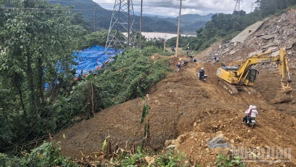 Cục Đường bộ Việt Nam nỗ lực thông tuyến Quốc lộ 14E sau cơn bão số 11 năm 2025.