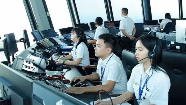 Nhân viên kiểm soát không lưu đang thực hiện nhiệm vụ bảo đảm an toàn cho các chuyến bay.