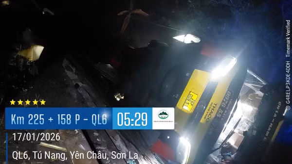 Hiện trường vụ tai nạn lúc 5 giờ 30 phút ngày 17/1. (Ảnh: Cục Đường bộ Việt Nam)