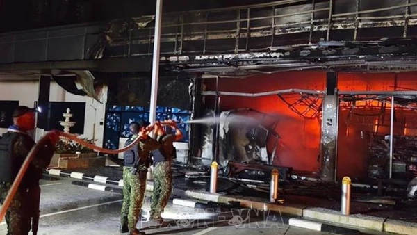 Hiện trường vụ nổ bom tại trạm xăng ở Narathiwat, Thái Lan, ngày 11/1/2026. (Ảnh: TTXVN)