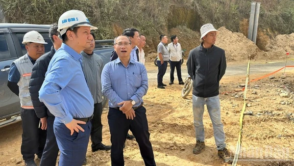 Cục trưởng Cục Đường bộ Việt Nam Bùi Quang Thái (người đội mũ trắng ngoài cùng) cùng đoàn kiểm tra đột xuất tại dự án xây dựng Quốc lộ 28B.