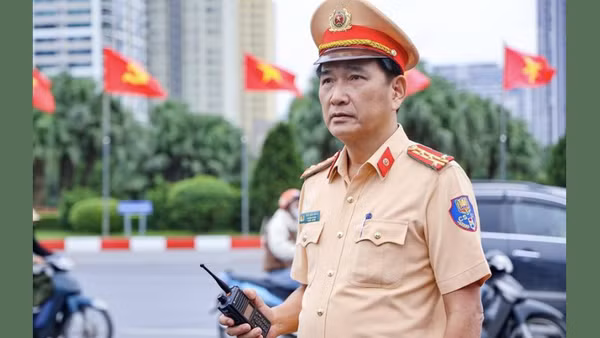 Đại tá Trần Đình Nghĩa - Trưởng phòng Cảnh sát giao thông Hà Nội trực tiếp chỉ đạo công tác bảo đảm trật tự an toàn giao thông. (Ảnh: Công an thành phố Hà Nội cung cấp)