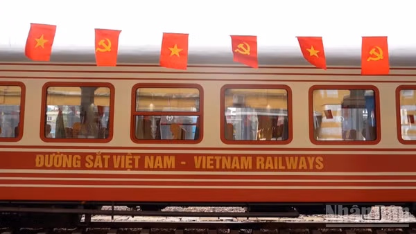 Tàu Hoa Phượng Đỏ sau 1 năm đi vào hoạt động đã đóng góp tới gần 1,33 triệu lượt khách với doanh thu đạt khoảng 155 tỷ đồng.