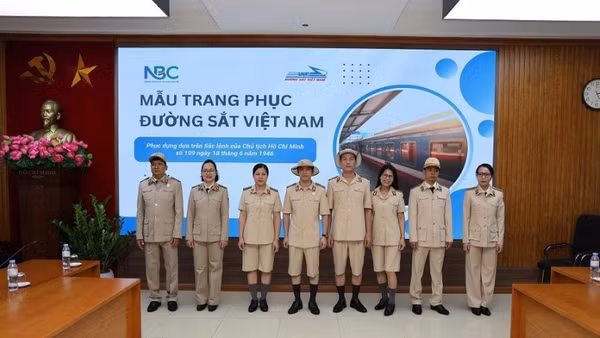 Trang phục nhân viên Hỏa xa theo Sắc lệnh 109 năm 1946 phục dựng được Tổng Công ty Đường sắt Việt Nam phục dựng lại.