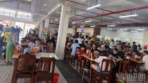 Trạm dừng nghỉ trên cao tốc Vĩnh Hảo-Phan Thiết đón lượng khách và phương tiện dừng xe nghỉ ngơi, tiếp nhiên liệu ngày 30/4,