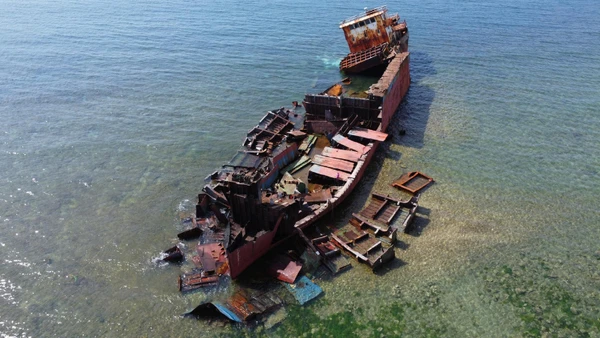 Ảnh minh họa: Một con tàu bị bão đánh chìm, trôi dạt và mắc lại.