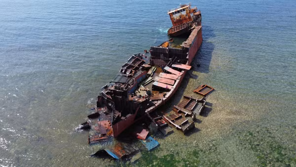 Ảnh minh họa: Một con tàu bị bão đánh chìm, trôi dạt và mắc lại.