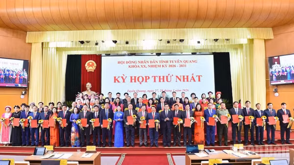 Các đại biểu Hội đồng nhân dân tỉnh Tuyên Quang khóa XX, nhiệm kỳ 2026-2031 ra mắt kỳ họp.