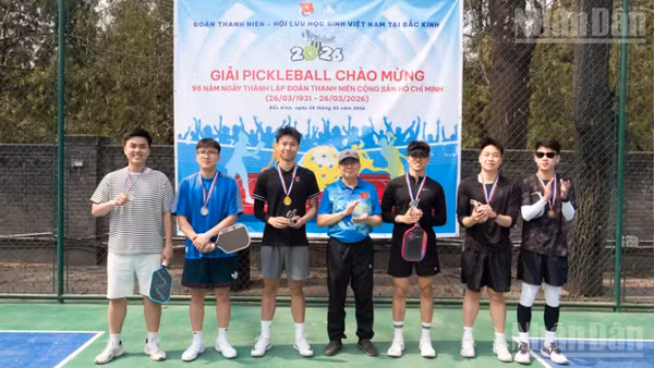 Phó Bí thư Thường trực Đảng ủy tại Trung Quốc, Tham tán Nguyễn Duy Phóng trao giải cho các cặp vận động viên ở nội dung đôi nam.