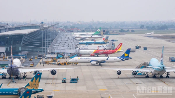 Trong những năm gần đây, sân bay quốc tế Nội Bài trở nên quá tải vào những dịp lễ, tết hoặc cao điểm nghỉ hè.