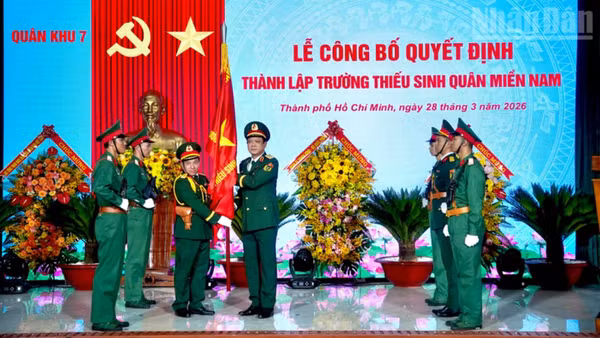 Thượng tướng Nguyễn Trường Thắng, Thứ trưởng Bộ Quốc phòng trao Quân kỳ Quyết thắng cho Trường Thiếu sinh quân miền Nam. (Ảnh: NHẬT THÀNH)