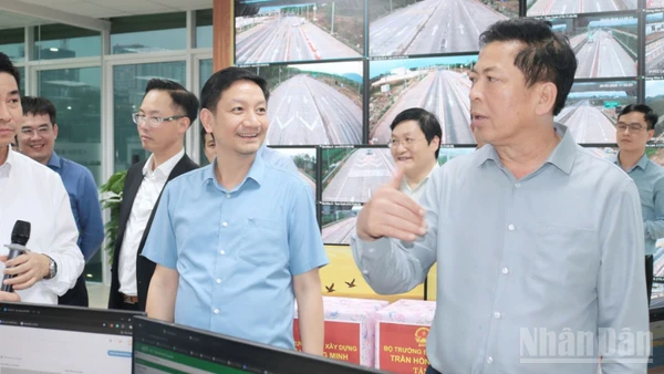 Bộ trưởng Xây dựng Trần Hồng Minh đã tới thị sát và kiểm tra công tác vận hành hệ thống thu phí điện tử không dừng (ETC) trên các tuyến cao tốc bắc-nam phía đông tại Trung tâm Dữ liệu Thu phí (Back-End).